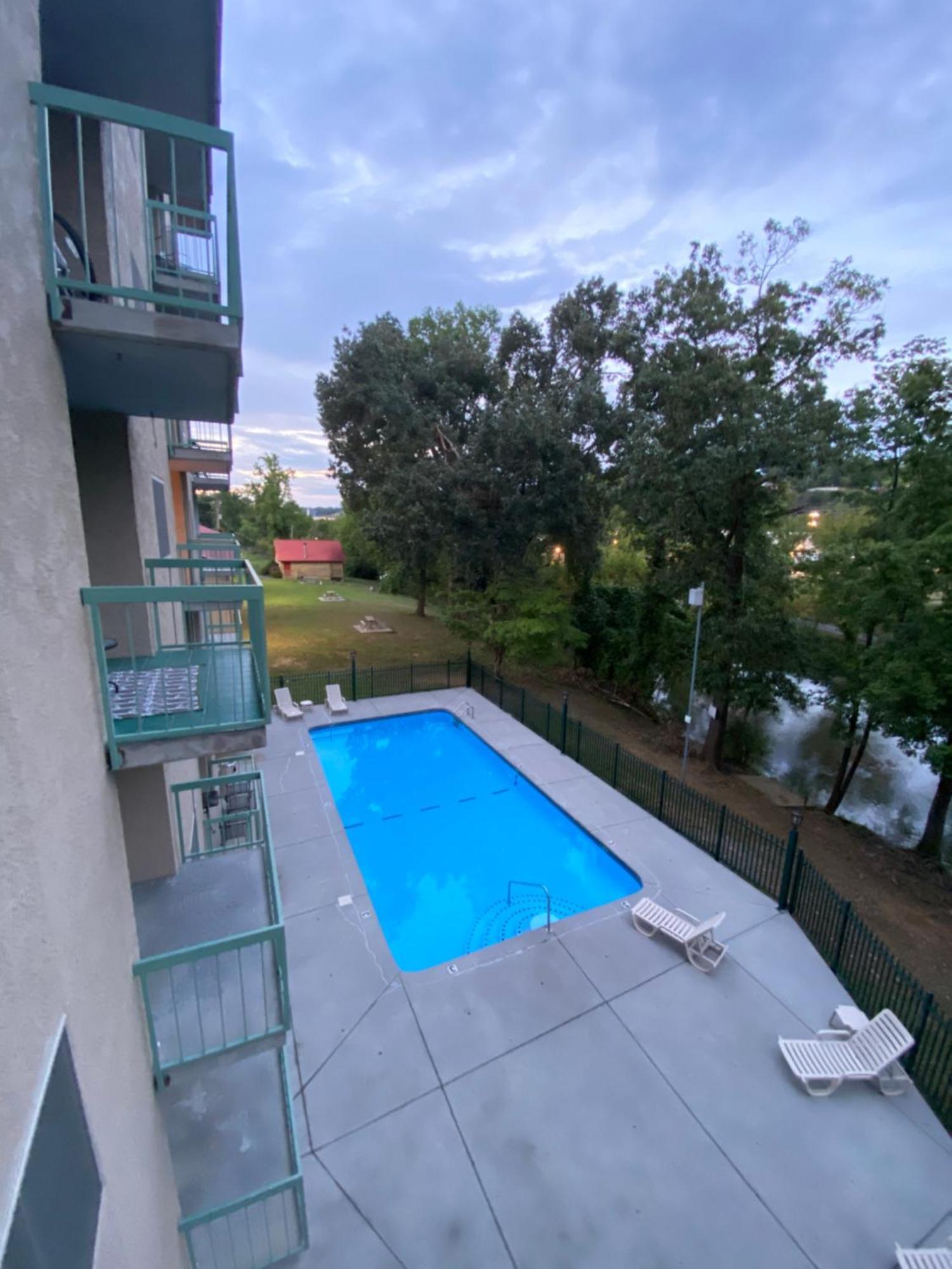 River Place Riverside #309 1bd Holiday home Pigeon Forge